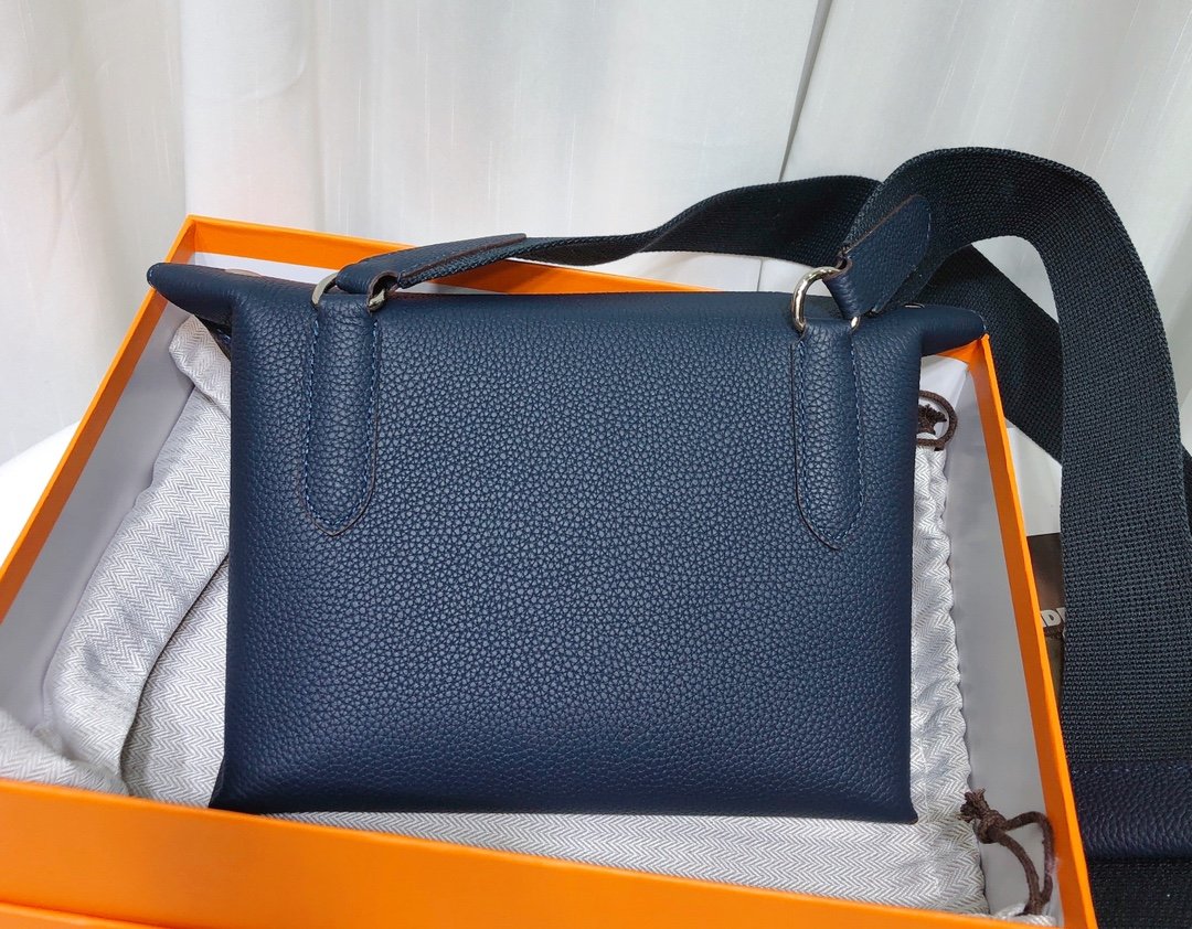 P330
Aimajia dinner plate bag Videpoches crossbody bag #midnightblue
Midnight Blue|A color infinitely close to black✔️
Dimensions: length 21*width 5*height 18 - Image 5