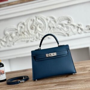 P600 exclusive background factory shooting, source of goods
Kelly second generation mini
Color: agate blue
Imported epsom leather,
Semi-handmade wax thread
Size: 19cm