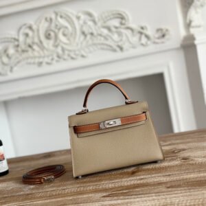 P780 exclusive background factory shooting
Kelly second generation mini
Color: Windbreaker gray golden brown
Imported epsom leather, silver buckle
Semi-finished hand-stitched wax thread
Size: 19cm