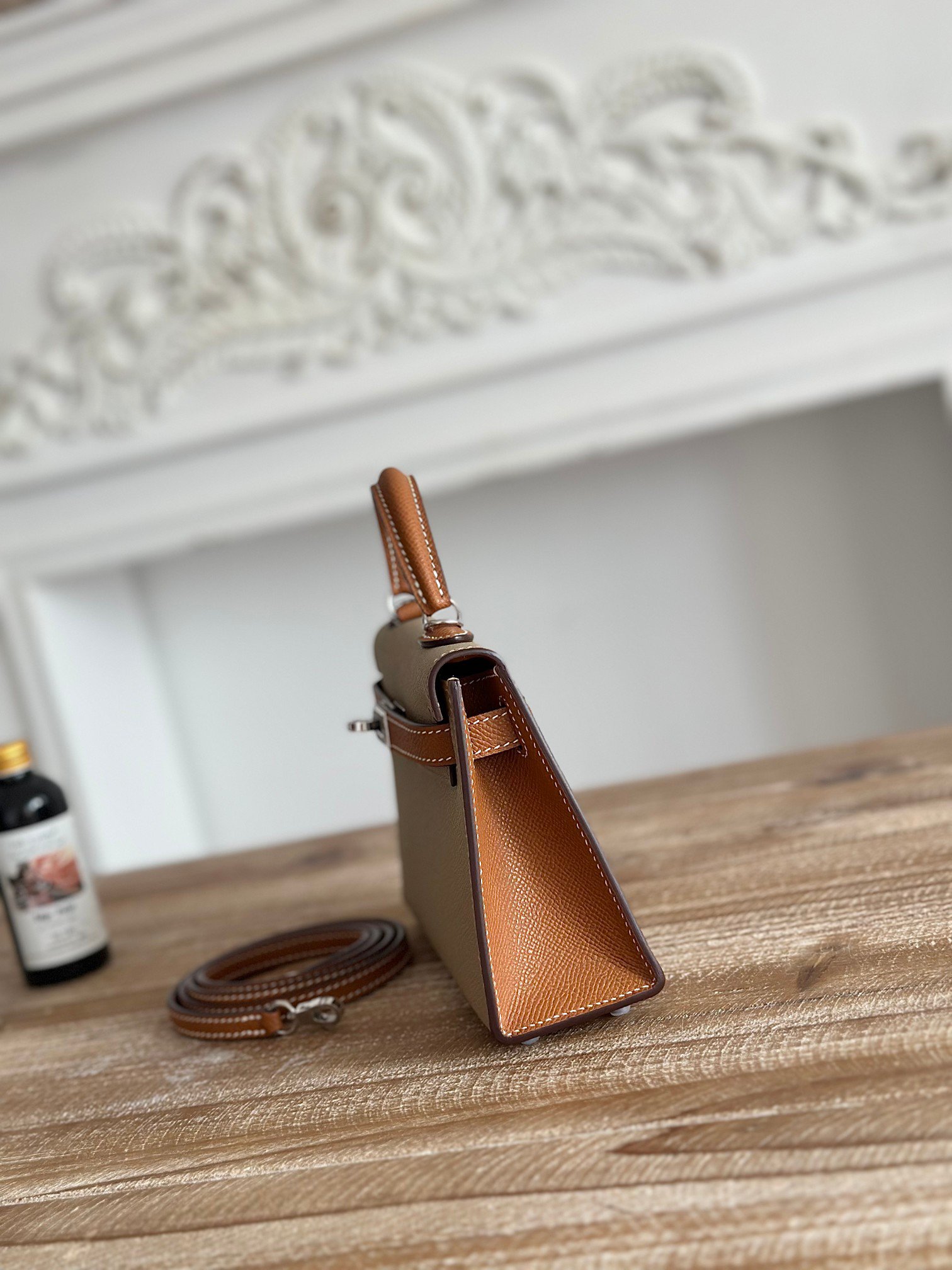 P780 exclusive background factory shooting
Kelly second generation mini
Color: Windbreaker gray golden brown
Imported epsom leather, silver buckle
Semi-finished hand-stitched wax thread
Size: 19cm - Image 3