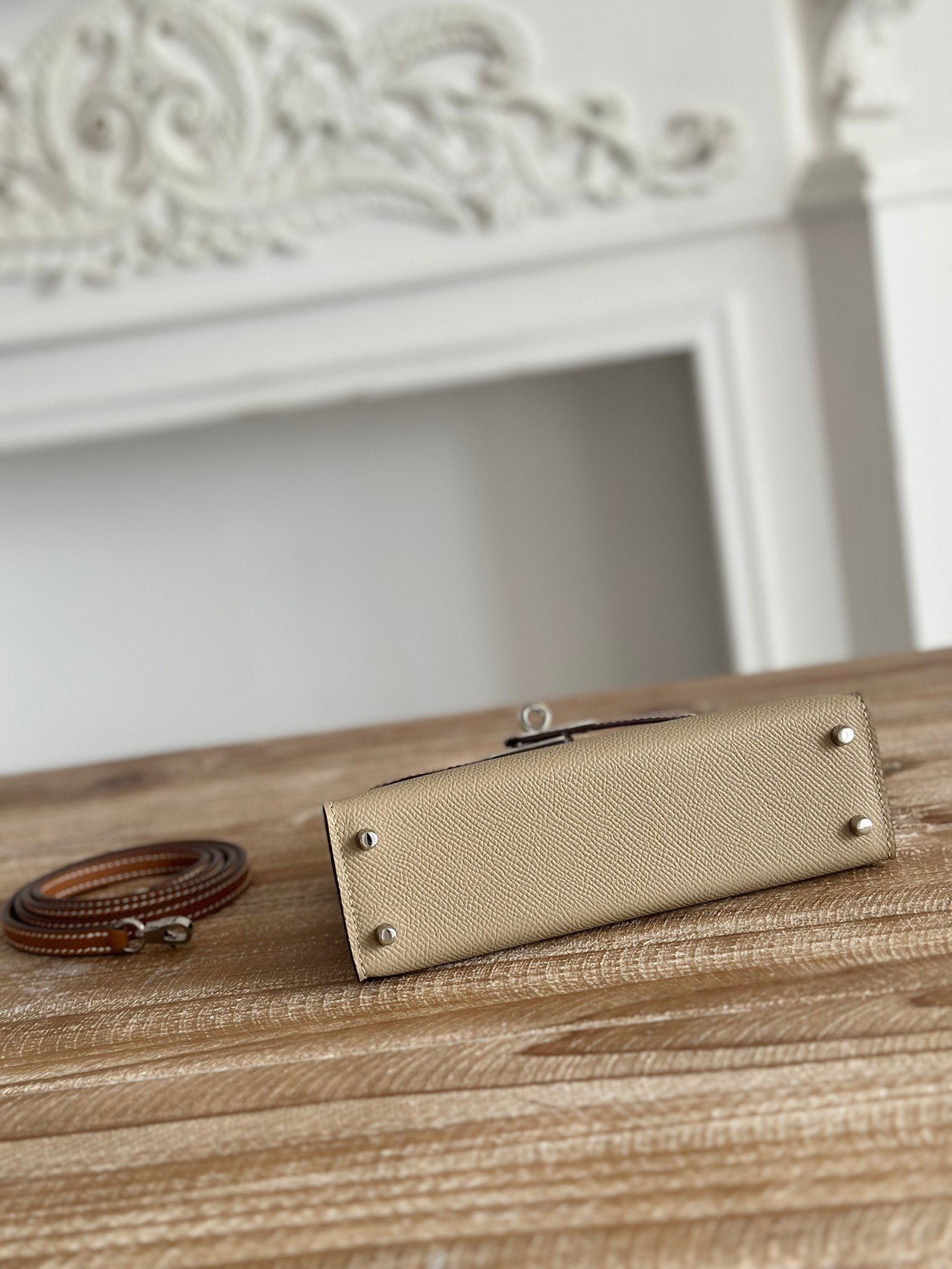 P780 exclusive background factory shooting
Kelly second generation mini
Color: Windbreaker gray golden brown
Imported epsom leather, silver buckle
Semi-finished hand-stitched wax thread
Size: 19cm - Image 4