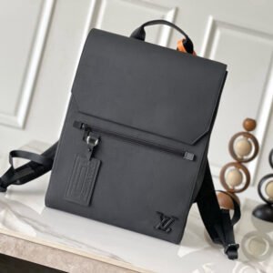 first-layer cowhide, transcoded chip version, top original order M21367. This Cistopher small backpack combines the iconic design and materials, creating a dual classic that blends resolute style with elegant style. Monogram assar canvas with cowhide trim and leather front strap, side pockets for extra storage, and adjustable shoulder straps for comfortable carrying. 32 x 39 x 12 cm (length x height x width)