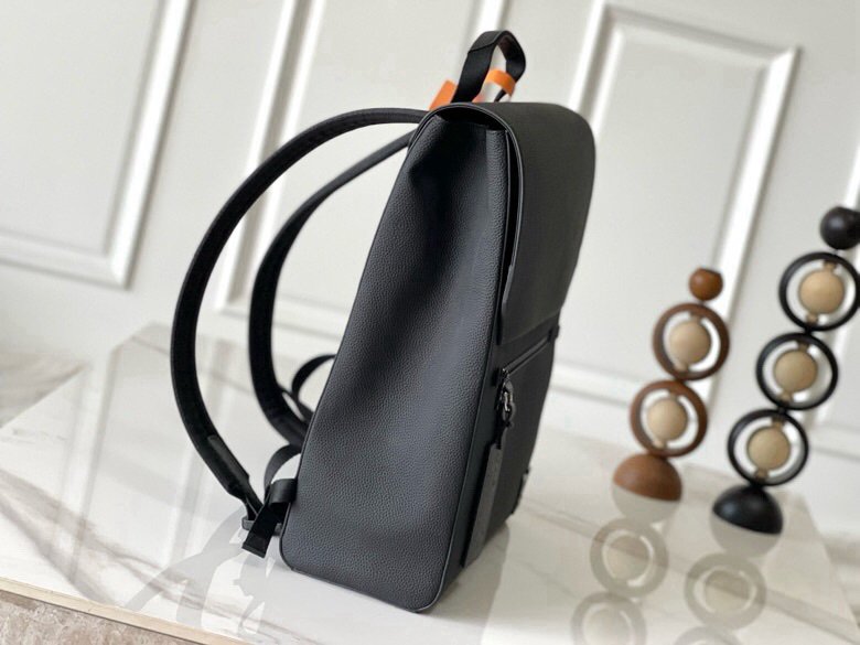 first-layer cowhide, transcoded chip version, top original order M21367. This Cistopher small backpack combines the iconic design and materials, creating a dual classic that blends resolute style with elegant style. Monogram assar canvas with cowhide trim and leather front strap, side pockets for extra storage, and adjustable shoulder straps for comfortable carrying. 32 x 39 x 12 cm (length x height x width) - Image 2