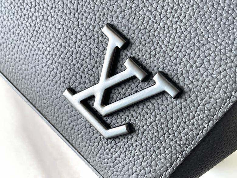 first-layer cowhide, transcoded chip version, top original order M21367. This Cistopher small backpack combines the iconic design and materials, creating a dual classic that blends resolute style with elegant style. Monogram assar canvas with cowhide trim and leather front strap, side pockets for extra storage, and adjustable shoulder straps for comfortable carrying. 32 x 39 x 12 cm (length x height x width) - Image 4