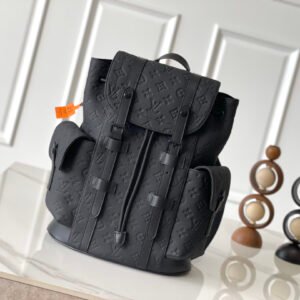 transcoding chip version Small backpack M20899 Large size M55699 Christopher backpack condenses the classic design size and continues iconic elements such as side pockets and snap-button double shoulder straps. Sober Taurillon leather is embossed with the traditional Monogram pattern and features an internal tablet pocket, providing a modern way to carry your daily essentials.
Small size 32x39x12cm
Large size 41×48×13cm