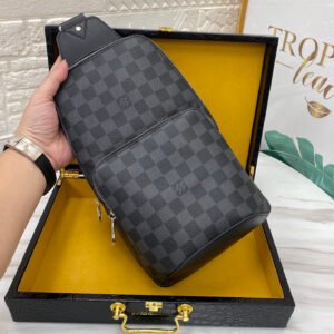 💰💰 00280 chest bag, black grid #top original item. This style is just right in size, a very Ns one, Avenue shoulder bag in Damier Infini classic black flower. Adjustable shoulder straps can be secured to the left and right sides via D-rings. Damier Infini cow leather - cow leather trim - fabric lining - square hardware on the front - main compartment - zippered front pocket - small top zipped pocket - shoulder strap: non-detachable, adjustable! Size:18x31x5cm--