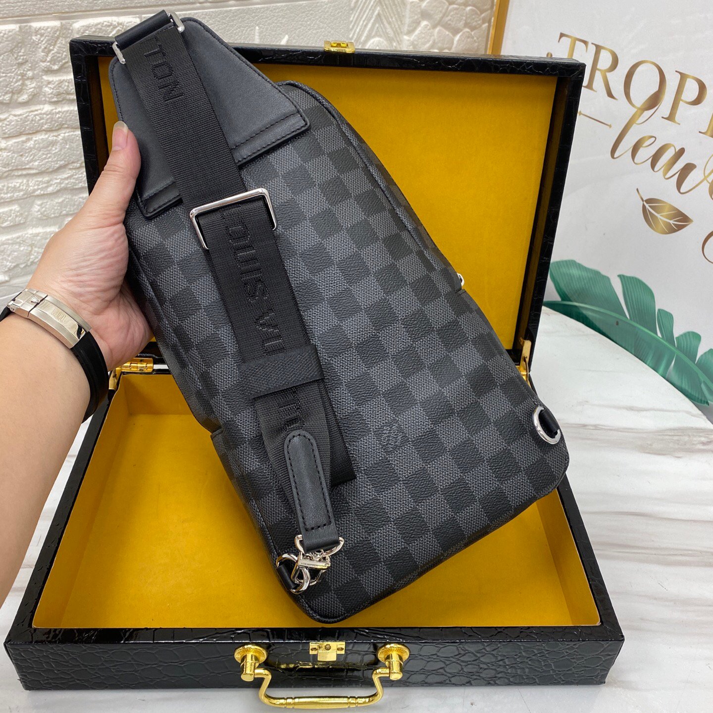 💰💰 00280 chest bag, black grid #top original item. This style is just right in size, a very Ns one, Avenue shoulder bag in Damier Infini classic black flower. Adjustable shoulder straps can be secured to the left and right sides via D-rings. Damier Infini cow leather - cow leather trim - fabric lining - square hardware on the front - main compartment - zippered front pocket - small top zipped pocket - shoulder strap: non-detachable, adjustable! Size:18x31x5cm-- - Image 2