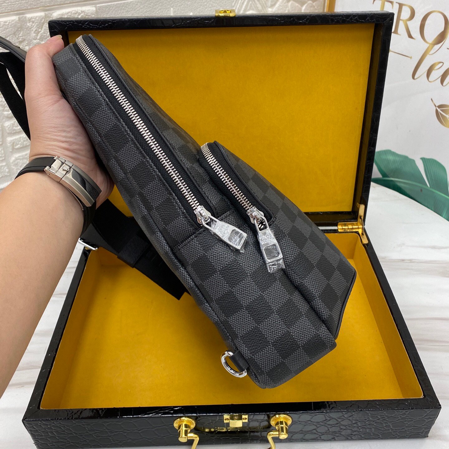 💰💰 00280 chest bag, black grid #top original item. This style is just right in size, a very Ns one, Avenue shoulder bag in Damier Infini classic black flower. Adjustable shoulder straps can be secured to the left and right sides via D-rings. Damier Infini cow leather - cow leather trim - fabric lining - square hardware on the front - main compartment - zippered front pocket - small top zipped pocket - shoulder strap: non-detachable, adjustable! Size:18x31x5cm-- - Image 3