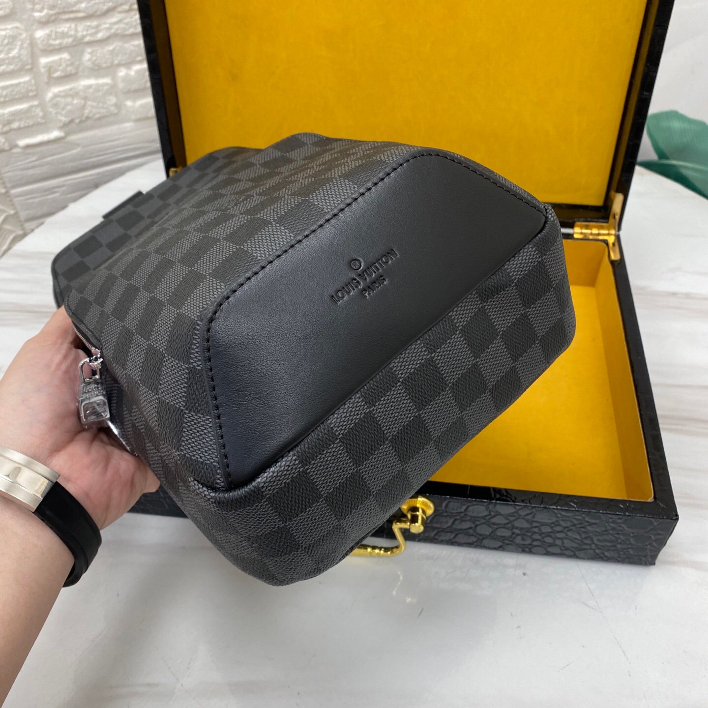 💰💰 00280 chest bag, black grid #top original item. This style is just right in size, a very Ns one, Avenue shoulder bag in Damier Infini classic black flower. Adjustable shoulder straps can be secured to the left and right sides via D-rings. Damier Infini cow leather - cow leather trim - fabric lining - square hardware on the front - main compartment - zippered front pocket - small top zipped pocket - shoulder strap: non-detachable, adjustable! Size:18x31x5cm-- - Image 4