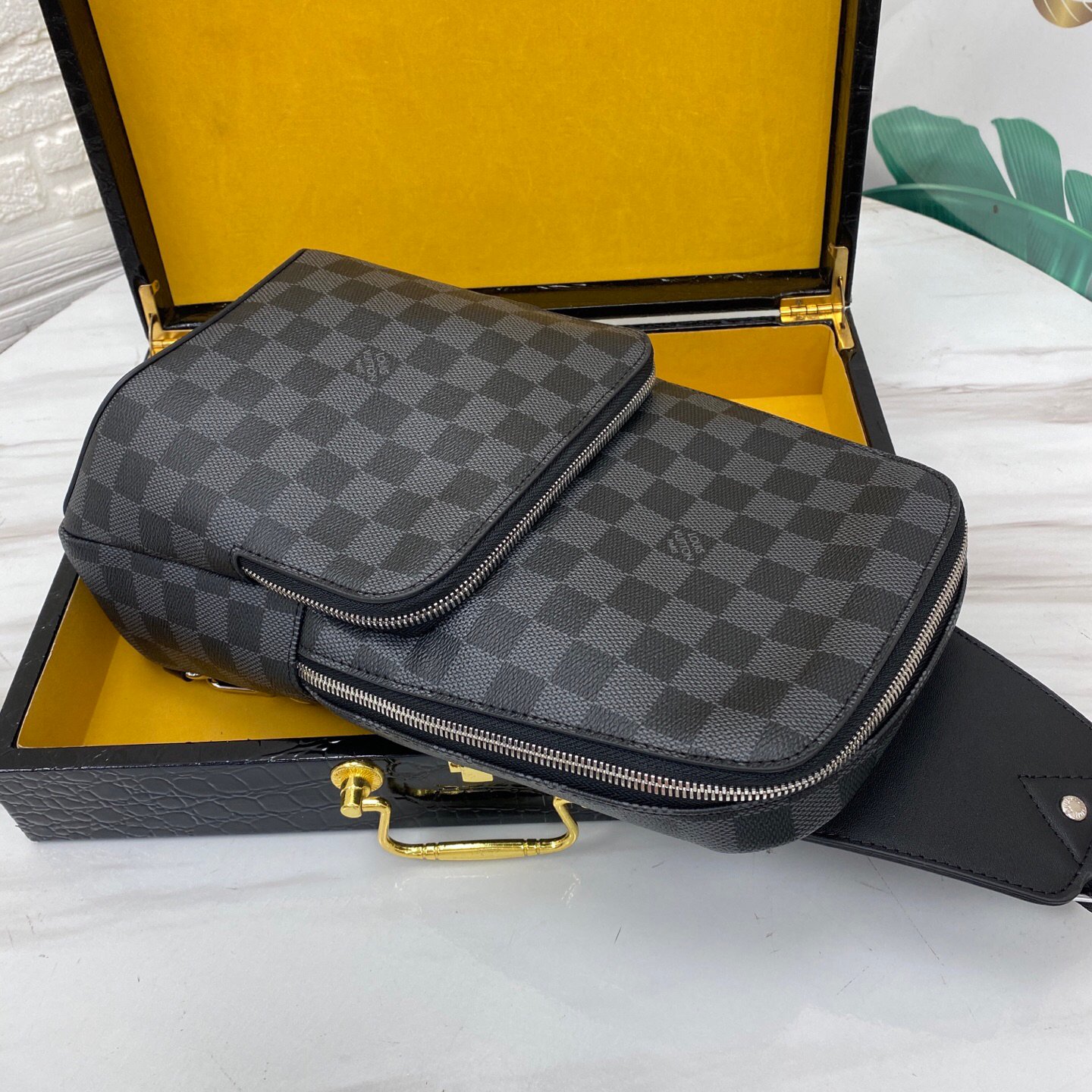 💰💰 00280 chest bag, black grid #top original item. This style is just right in size, a very Ns one, Avenue shoulder bag in Damier Infini classic black flower. Adjustable shoulder straps can be secured to the left and right sides via D-rings. Damier Infini cow leather - cow leather trim - fabric lining - square hardware on the front - main compartment - zippered front pocket - small top zipped pocket - shoulder strap: non-detachable, adjustable! Size:18x31x5cm-- - Image 5