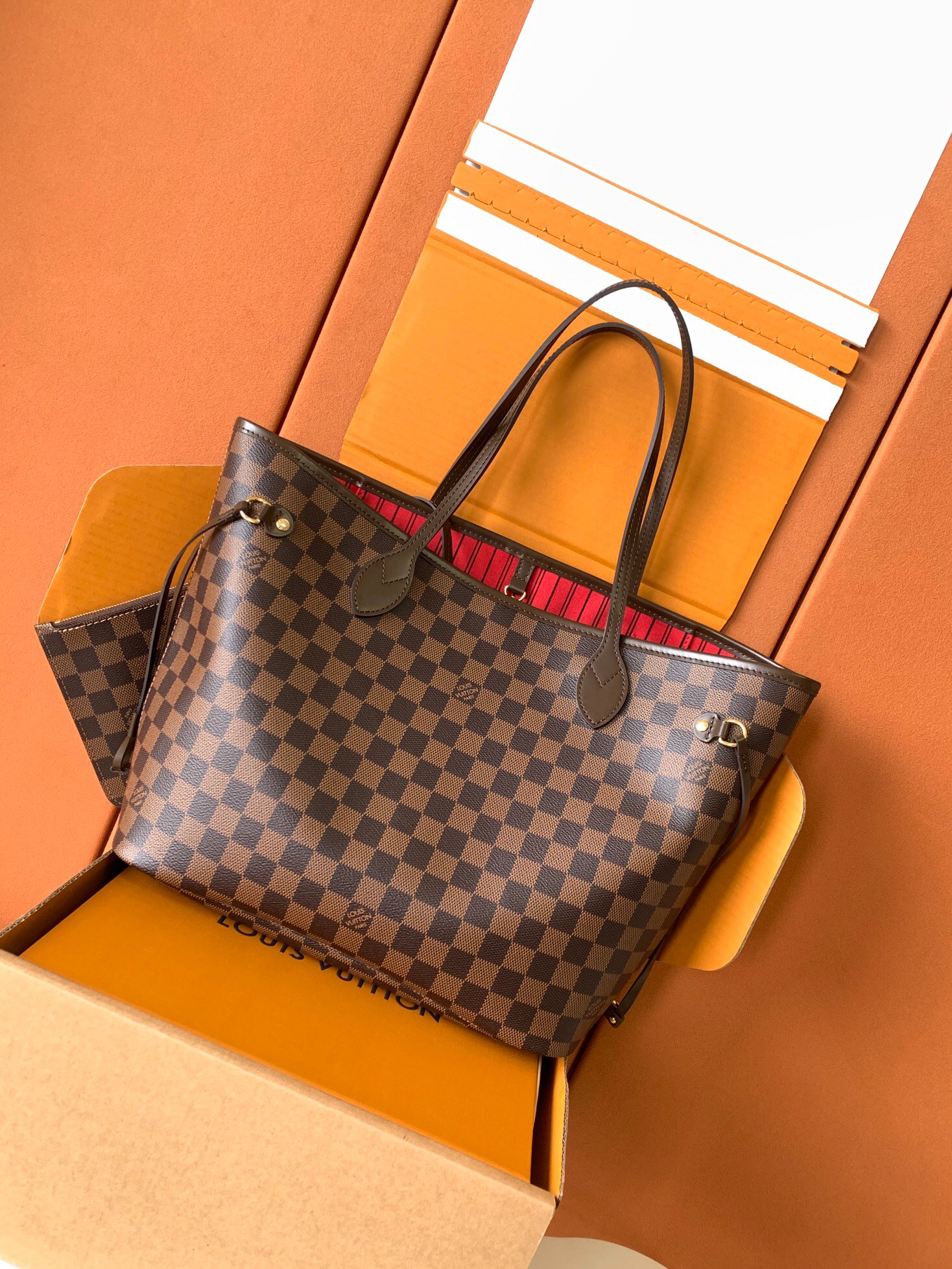 Exclusive first model: special grade all-steel N40599 private product (163 dynamic UID) imported diamond-shaped fabric (ninth quality upgrade, imported original leather. Synchronization, dynamic electronic chip, gift bag, protective paper, copper plate electronic label, certificate) The leather is Italian A-grade tree paste leather from the foundry (private product): the so-called private product. It lies in the quality, hardware, fabrics, handwork, oil edges, A-grade production, the photos taken are consistent with the products, and the complete package as shown in the pictures. Size: 31x28x14CM