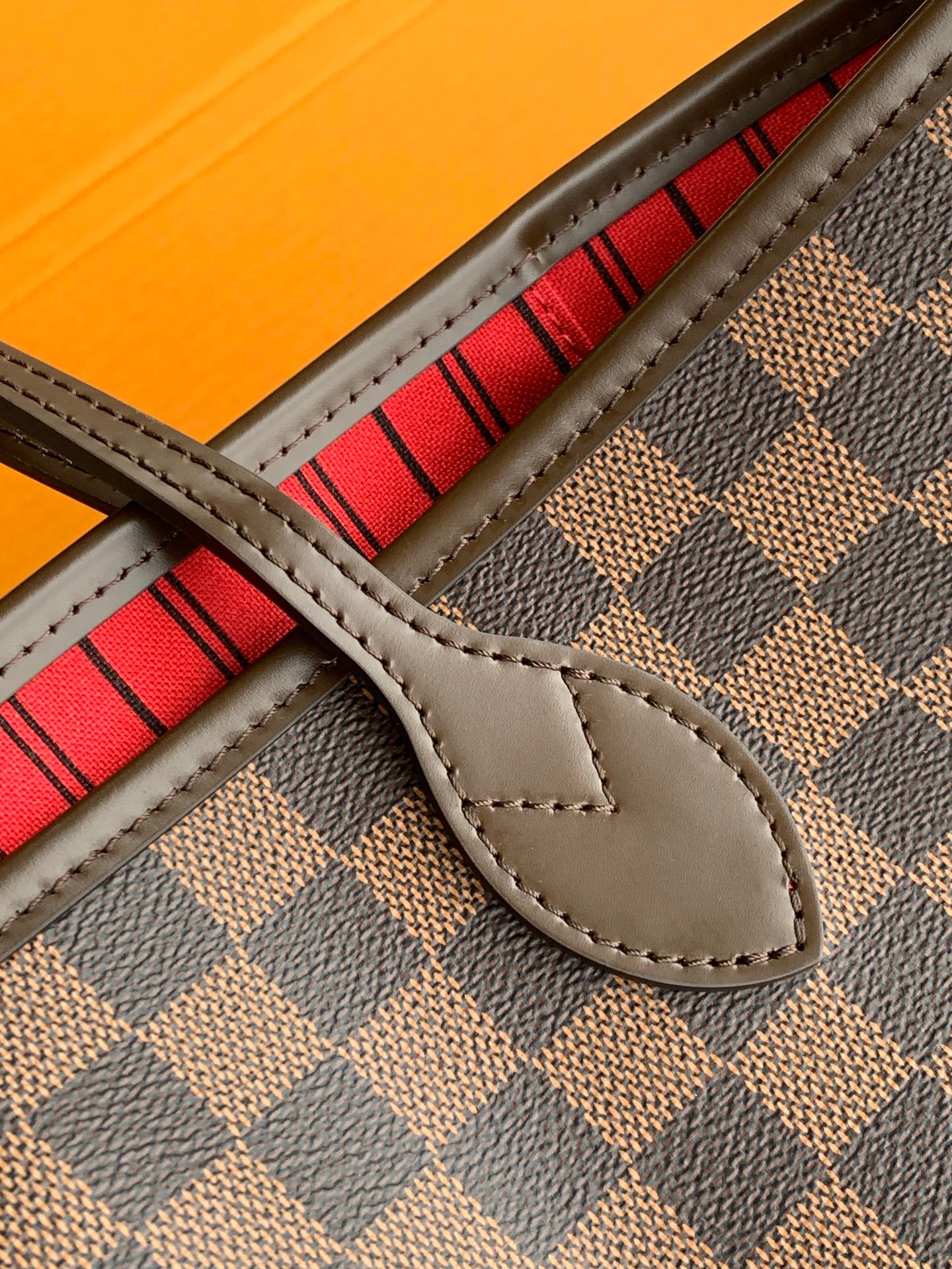 Exclusive first model: special grade all-steel N40599 private product (163 dynamic UID) imported diamond-shaped fabric (ninth quality upgrade, imported original leather. Synchronization, dynamic electronic chip, gift bag, protective paper, copper plate electronic label, certificate) The leather is Italian A-grade tree paste leather from the foundry (private product): the so-called private product. It lies in the quality, hardware, fabrics, handwork, oil edges, A-grade production, the photos taken are consistent with the products, and the complete package as shown in the pictures. Size: 31x28x14CM - Image 5