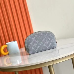 [Fireworks][Celebration] Top original orders, M14909, M13751. This small cosmetic bag is made of Monogram Dune canvas dip-dyed in modern earth tones, and traces the origin of the brand with Louis Vuitton retro travel stickers. Smart construction with interior lining and interior patch pockets. 12 x 6 x 19 cm (height x width x length)