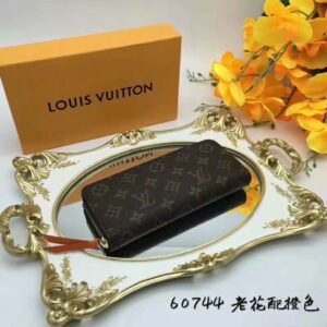 P40 is small and compact but has ample capacity, and is made of exquisite and durable Monogram material. Bright color lining and leather zippers show off the playful charm of women. Model 60742-60744, size: 19x9cm