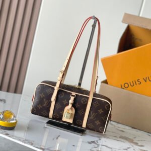 p610
[Special grade MB163c chip version original leather]
This Hang On bag
Model: M47031
Materials: Grade A all-steel hardware, imported original fabrics
Packaging: full set of original factory duty-free MB packaging
Dimensions: 26 x 11.5x6.5 cm