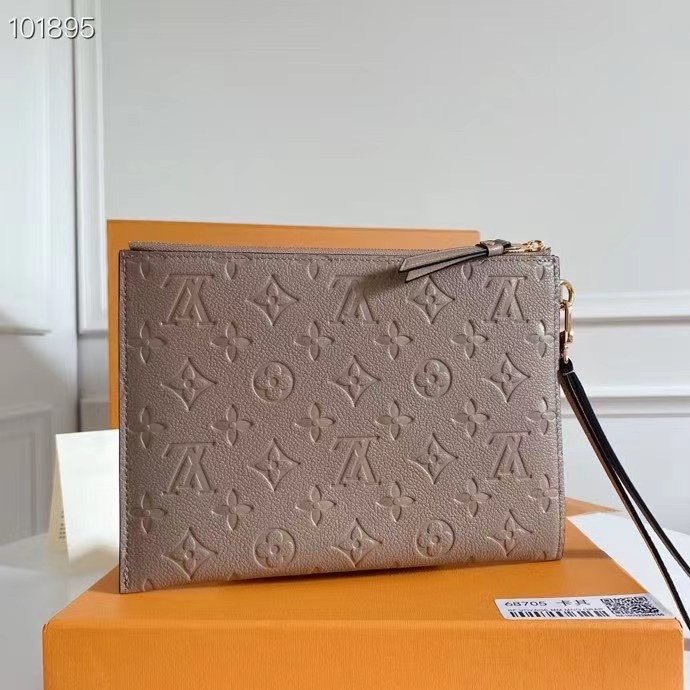 P70
M68705 Black Size: 23.0x 16.0x 2.0 cm Mélanie medium clutch bag is made of soft Monogram Empreinte leather, with Monogram embossing slightly appearing on the surface. It is equipped with a detachable wrist strap, V-shaped front pocket and card slot, showing the fusion of elegance and functionality. - Image 2