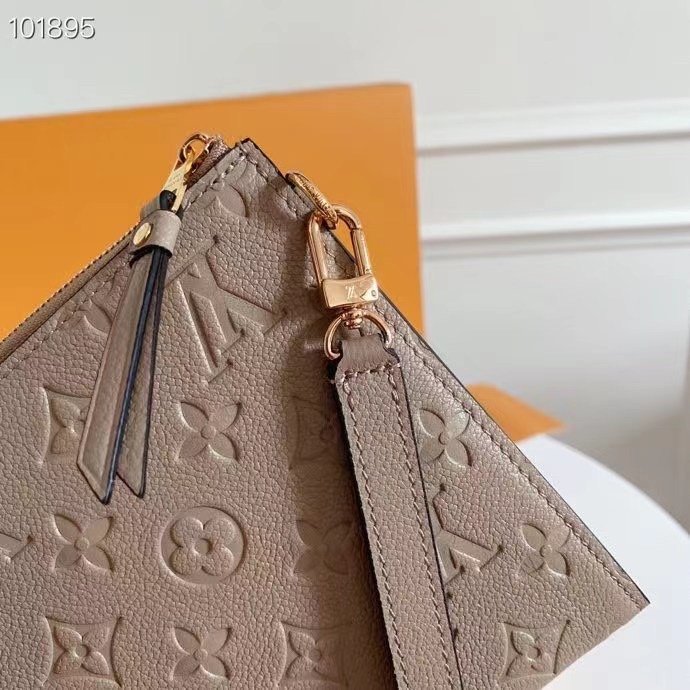 P70
M68705 Black Size: 23.0x 16.0x 2.0 cm Mélanie medium clutch bag is made of soft Monogram Empreinte leather, with Monogram embossing slightly appearing on the surface. It is equipped with a detachable wrist strap, V-shaped front pocket and card slot, showing the fusion of elegance and functionality. - Image 3