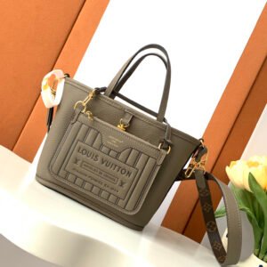 p
Out BB handbag
Dynamic transcoding chip
[Special grade all steel]
Model: M12109
Leather: Italian grade A leather
Hardware: Imported grade A all-steel hardware
Packaging: Full set of original MB packaging
Dimensions: 24.0 x 14.0 x 9.0 cm (length x height x width)
Synchronized electronic chip internal code