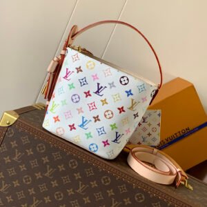 top original order, transcoding chip
M13089 white color M12925 presbyopia
This All In BB bag conveys the playful style of the Louis Vuitton x Murakami reissue series with smart details. Monogram coated canvas is rendered in the artist's rainbow of hues, and the nameplate is embellished with bows and padlocks. With the adjustable cowhide handle and leather shoulder strap, it can be carried by hand, shoulder or cross-body.

18 x 12 x 16 cm
(height x width x length)
Monogram coated canvas
Cow leather trim
Fabric lining
metal parts
Magnetic and hook closure
Removable zippered interior pocket
famous brand
padlock
Holds smartphone, keys, headphones and Zippy wallet
Shoulder strap: non-detachable, adjustable
Strap half length: 12.0 cm
Half-length strap adjustable to: 55.0 cm
Handle: single handle