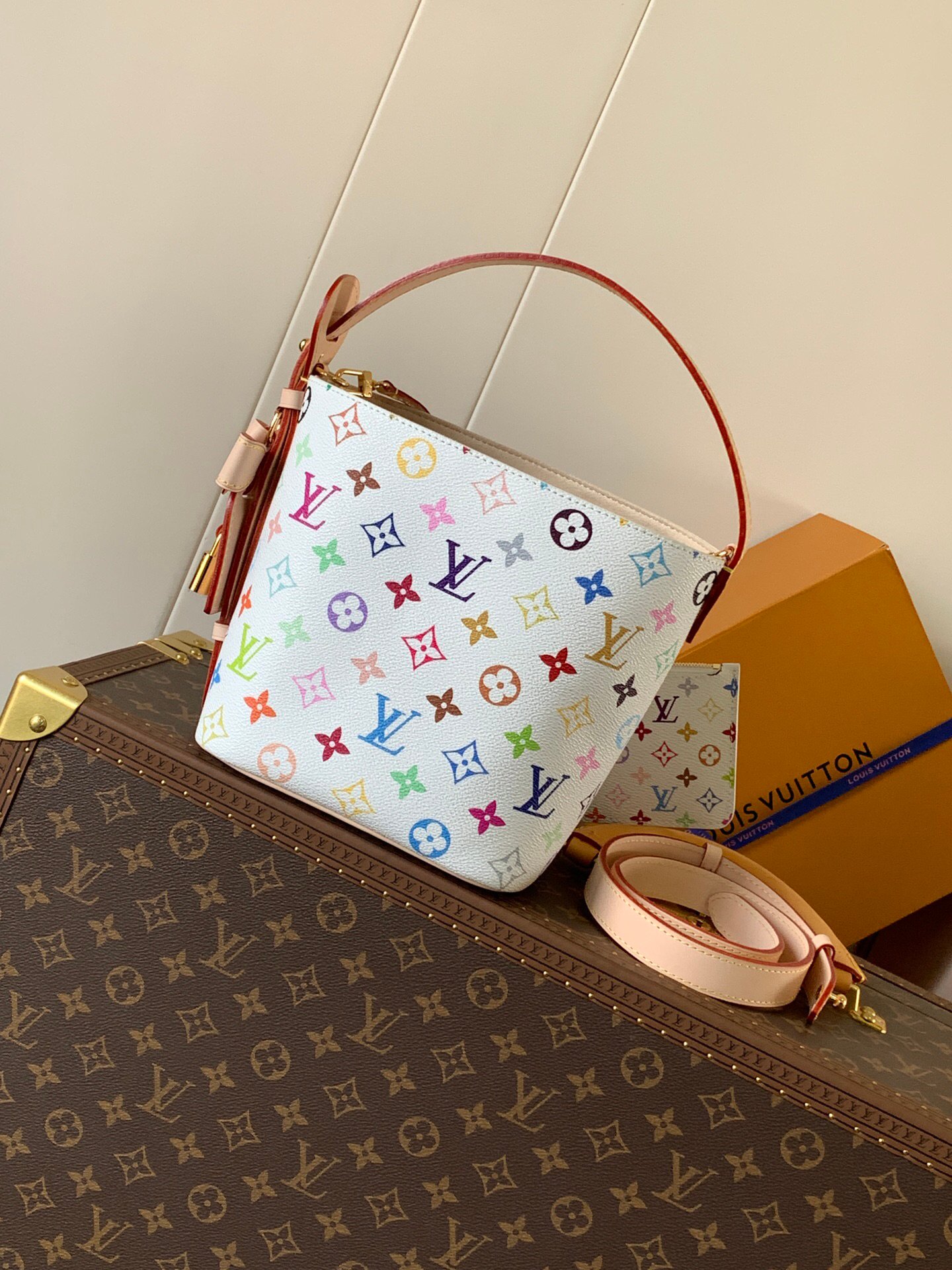 top original order, transcoding chip
M13089 white color M12925 presbyopia
This All In BB bag conveys the playful style of the Louis Vuitton x Murakami reissue series with smart details. Monogram coated canvas is rendered in the artist's rainbow of hues, and the nameplate is embellished with bows and padlocks. With the adjustable cowhide handle and leather shoulder strap, it can be carried by hand, shoulder or cross-body.
18 x 12 x 16 cm
(height x width x length)
Monogram coated canvas
Cow leather trim
Fabric lining
metal parts
Magnetic and hook closure
Removable zippered interior pocket
famous brand
padlock
Holds smartphone, keys, headphones and Zippy wallet
Shoulder strap: non-detachable, adjustable
Strap half length: 12.0 cm
Half-length strap adjustable to: 55.0 cm
Handle: single handle