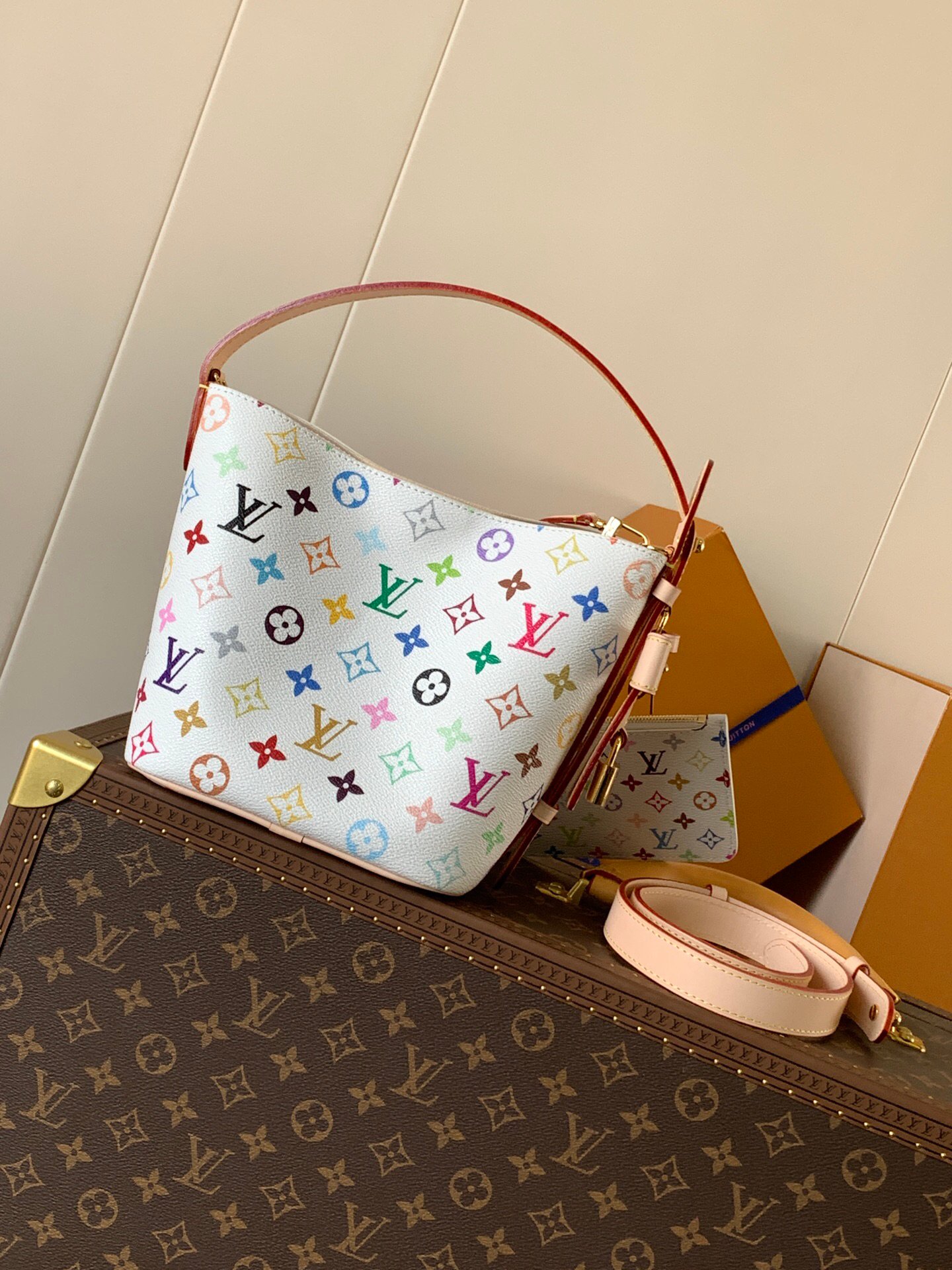 top original order, transcoding chip
M13089 white color M12925 presbyopia
This All In BB bag conveys the playful style of the Louis Vuitton x Murakami reissue series with smart details. Monogram coated canvas is rendered in the artist's rainbow of hues, and the nameplate is embellished with bows and padlocks. With the adjustable cowhide handle and leather shoulder strap, it can be carried by hand, shoulder or cross-body.
18 x 12 x 16 cm
(height x width x length)
Monogram coated canvas
Cow leather trim
Fabric lining
metal parts
Magnetic and hook closure
Removable zippered interior pocket
famous brand
padlock
Holds smartphone, keys, headphones and Zippy wallet
Shoulder strap: non-detachable, adjustable
Strap half length: 12.0 cm
Half-length strap adjustable to: 55.0 cm
Handle: single handle - Image 2