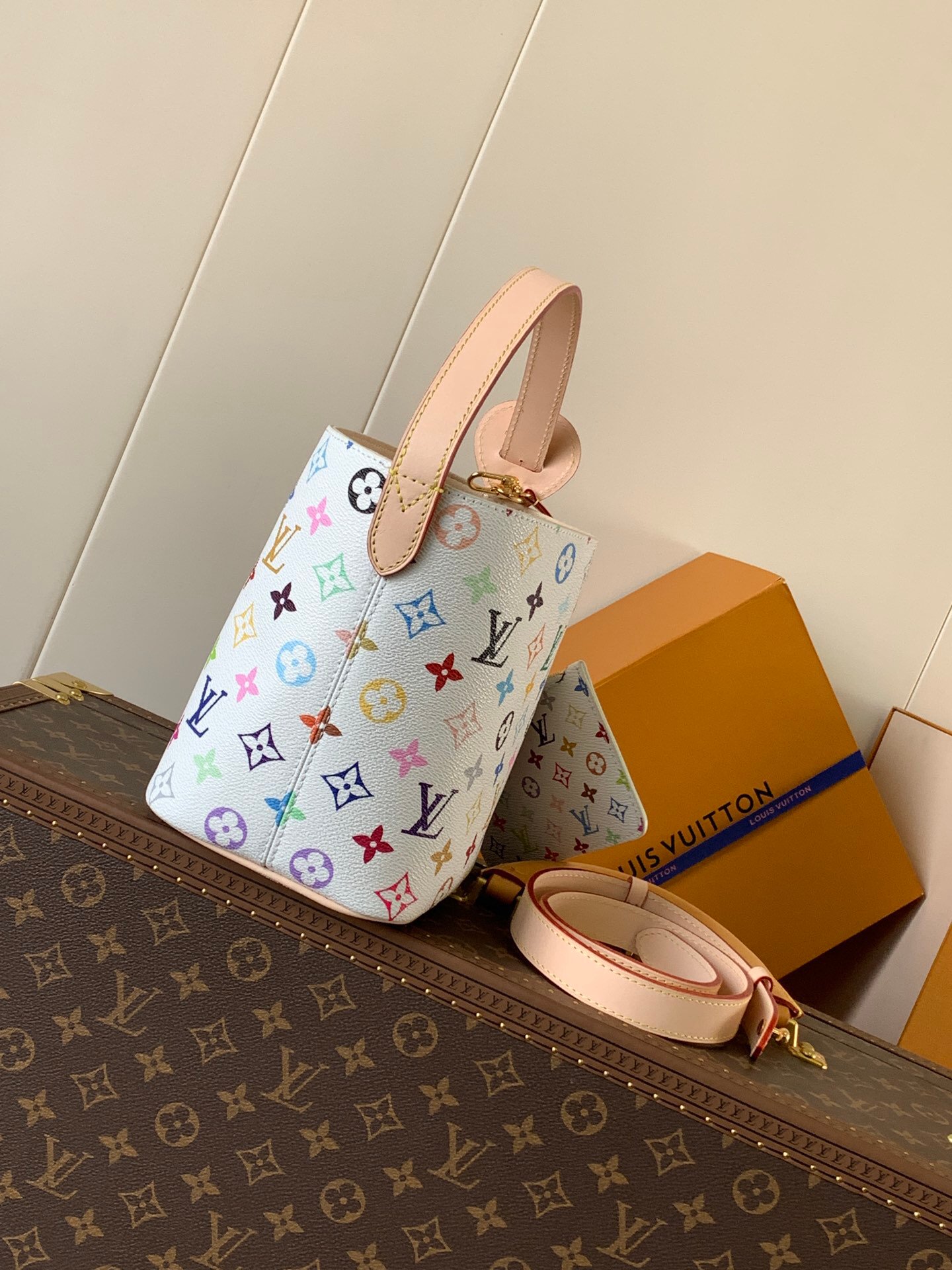 top original order, transcoding chip
M13089 white color M12925 presbyopia
This All In BB bag conveys the playful style of the Louis Vuitton x Murakami reissue series with smart details. Monogram coated canvas is rendered in the artist's rainbow of hues, and the nameplate is embellished with bows and padlocks. With the adjustable cowhide handle and leather shoulder strap, it can be carried by hand, shoulder or cross-body.
18 x 12 x 16 cm
(height x width x length)
Monogram coated canvas
Cow leather trim
Fabric lining
metal parts
Magnetic and hook closure
Removable zippered interior pocket
famous brand
padlock
Holds smartphone, keys, headphones and Zippy wallet
Shoulder strap: non-detachable, adjustable
Strap half length: 12.0 cm
Half-length strap adjustable to: 55.0 cm
Handle: single handle - Image 3