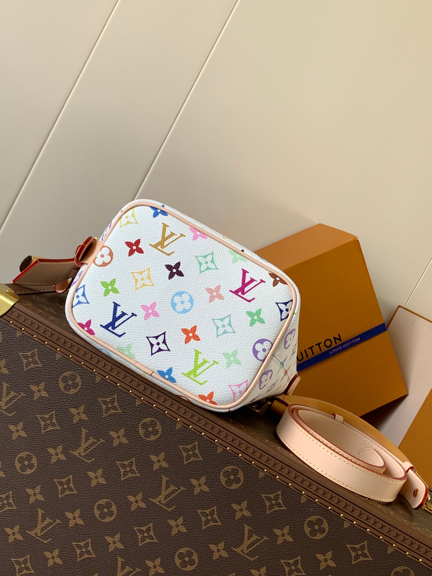 top original order, transcoding chip
M13089 white color M12925 presbyopia
This All In BB bag conveys the playful style of the Louis Vuitton x Murakami reissue series with smart details. Monogram coated canvas is rendered in the artist's rainbow of hues, and the nameplate is embellished with bows and padlocks. With the adjustable cowhide handle and leather shoulder strap, it can be carried by hand, shoulder or cross-body.
18 x 12 x 16 cm
(height x width x length)
Monogram coated canvas
Cow leather trim
Fabric lining
metal parts
Magnetic and hook closure
Removable zippered interior pocket
famous brand
padlock
Holds smartphone, keys, headphones and Zippy wallet
Shoulder strap: non-detachable, adjustable
Strap half length: 12.0 cm
Half-length strap adjustable to: 55.0 cm
Handle: single handle - Image 4