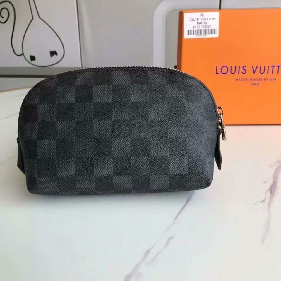 p55 comes with box. Original Leather M47515 Cosmetic Bag This compact cosmetic bag is made of Monogram canvas and can be easily placed in a handbag. The round bag body and flat bottom design make it easy to access cosmetics. Size:17*12*6 - Image 2