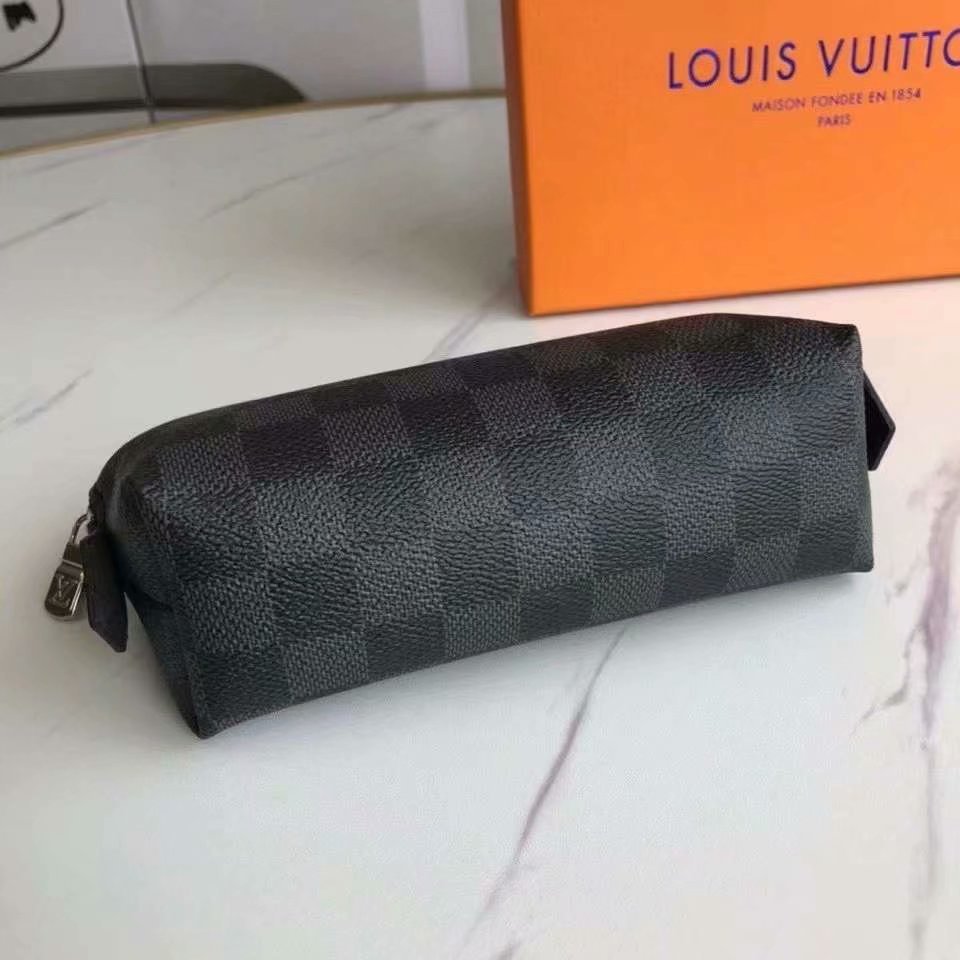 p55 comes with box. Original Leather M47515 Cosmetic Bag This compact cosmetic bag is made of Monogram canvas and can be easily placed in a handbag. The round bag body and flat bottom design make it easy to access cosmetics. Size:17*12*6 - Image 4