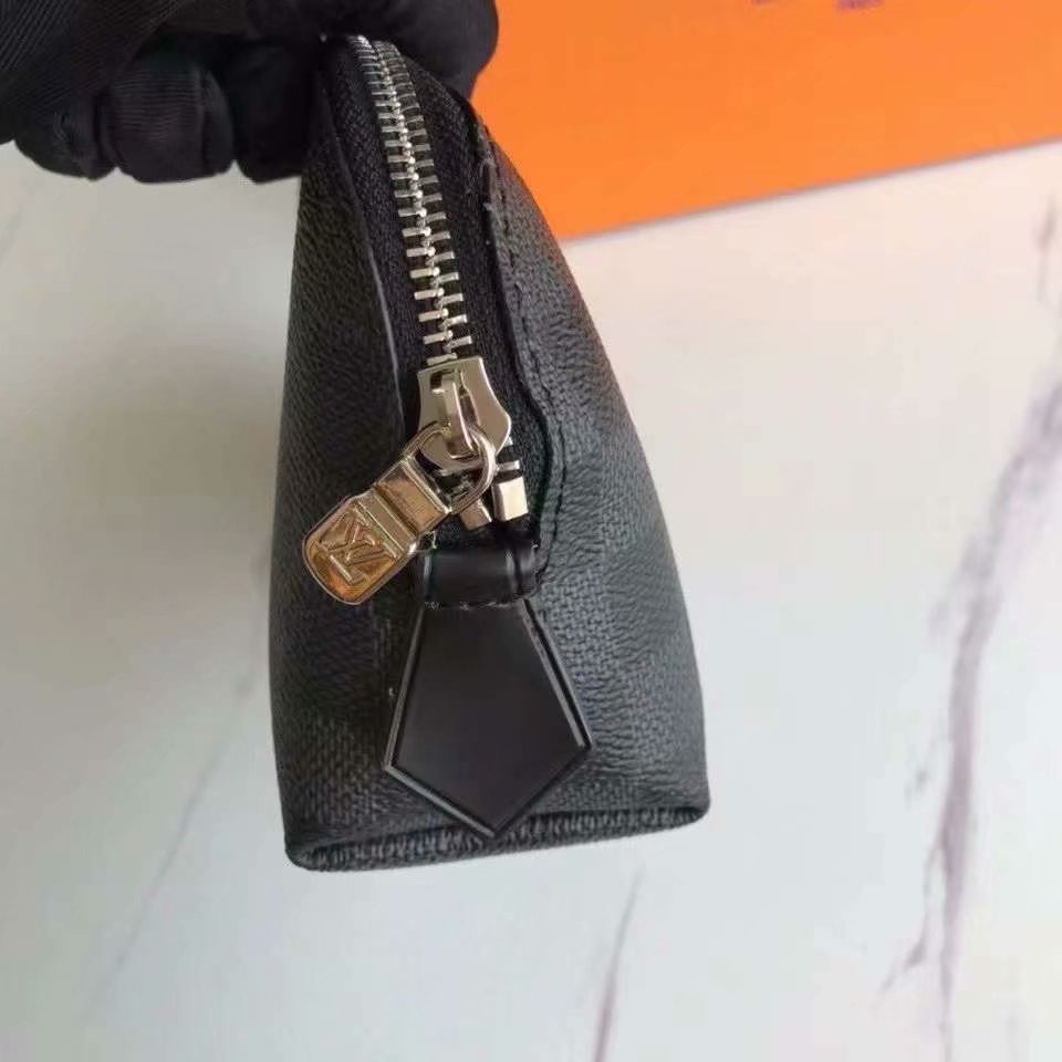 p55 comes with box. Original Leather M47515 Cosmetic Bag This compact cosmetic bag is made of Monogram canvas and can be easily placed in a handbag. The round bag body and flat bottom design make it easy to access cosmetics. Size:17*12*6 - Image 5