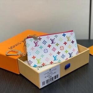 P50
✨M13664 black color key bag wallet series key bag M62650 82620 This Monogram Ld print is interpreted in 33 colorful colors. In 2025, Takashi Murakami and LV jointly launched the white tricolor and the black tricolor. It has been launched in twelve pieces and is very popular around the world. It is loved by celebrities and celebrities. It is lively, childlike and friendly. It's lined with leather for an elegant shape and can hold cash and cards. Dimensions: 12.0 x 7.0 x 1.5 cm.