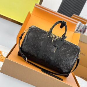 p1450 M26460 new style full leather (all steel hardware)
[Chip version: with full set of packaging]
KEEPALL 45 travel bag
The Keepall Bandoulière 45 travel bag is crafted from Monogram embossed cowhide with glossy cowhide trim and dazzling hardware. The classic style pays homage to the distressed leather design of vintage Louis Vuitton trunks, while the fabric lining complements the rich tones of the leather.
27 x 20 x 45 cm
(height x width x length)