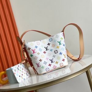 p360💍Top top layer, dynamic chip, semi-steel hardware M13089M12925 This All In BB handbag is made of Monogram canvas with shiny metal parts, and the iconic padlock and nameplate highlight the classic style. The adjustable shoulder strap continues the brand's trunk-making heritage, and the shoulder strap adds cross-body and shoulder carry options. The foldable design enables the silhouette to be retracted and retracted freely, with ample space for daily use. 18 x 12 x 16 cm (height x width x length)