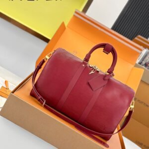 p1250 M15180 new water ripple (all steel hardware)
[Chip version: with full set of packaging]
KEEPALL BANDOULIÈRE 45 travel bag
The Keepall Bandoulière 45 travel bag is rendered in Epi grain leather in an eye-catching new color for a unique texture and dynamic style that complements the textile lining. An interior zippered pocket easily holds your on-the-go essentials, while the top handle and detachable shoulder strap provide multiple carrying options.
27 x 20 x 45 cm
(height x width x length)