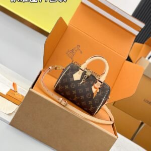 p880【Super MB high elastic fabric】
SPEEDY BANDOULIÈRE 20 handbag
Model: M46234 (leather shoulder strap)
Materials: Grade A all-steel hardware, imported original fabrics
Packaging: full set of original factory duty-free MB packaging
Size: 20.5x13.5x12cm