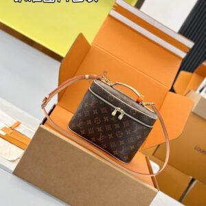 p750【Super MB high elastic fabric】
NICE BB cosmetic bag
Model: M42265
Material: A+ grade all-steel hardware, imported high-elastic fabric
Packaging: full set of special duty-free MB packaging
Dimensions: 18 x 14.5 x 24 cm