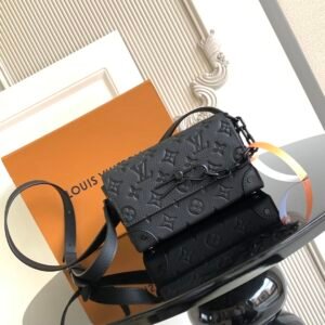 Special Grade 𝟏𝟔𝟑𝐜𝟎𝟏Dynamic Chip
This 𝐒𝐭𝐞𝐚𝐦𝐞𝐫 mini handbag is made from 𝐌𝐨𝐧𝐨𝐠𝐫𝐚𝐦 𝐄𝐜𝐥𝐢𝐩𝐬𝐞 canvas, courtesy of Louis Vuitton 𝐒𝐭𝐞𝐚𝐦𝐞𝐫 The hard case draws elements from chains and brooches. Perfectly sized to accommodate travel needs, it comes with a zippered interior pocket and adjustable shoulder straps.
Model: M81746
Leather: Spanish grade 𝐀 leather
Hardware: Use imported 𝐀 grade all-steel hardware
Packaging: Full set of original factory 𝐌𝐁 packaging
Dimensions: 𝟏𝟖.𝟎 𝐱 𝟏𝟏.𝟎 𝐱 𝟔.𝟓 cm (Length 𝐱 Height 𝐱 Width)