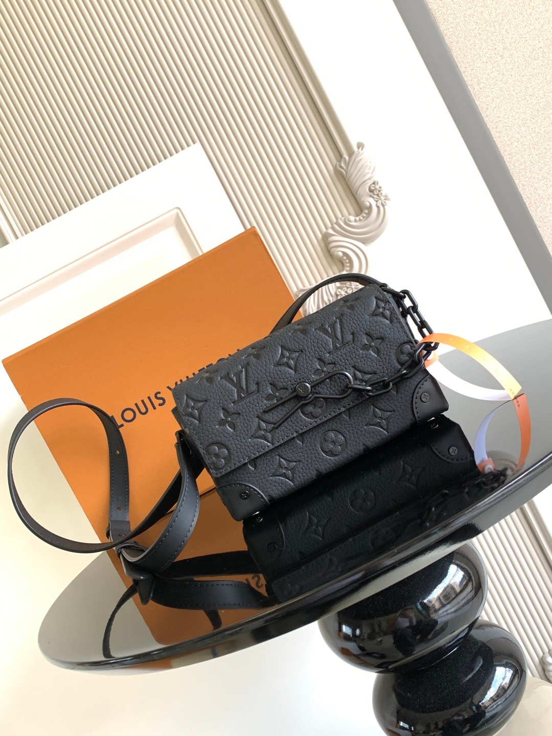 Special Grade 𝟏𝟔𝟑𝐜𝟎𝟏Dynamic Chip
This 𝐒𝐭𝐞𝐚𝐦𝐞𝐫 mini handbag is made from 𝐌𝐨𝐧𝐨𝐠𝐫𝐚𝐦 𝐄𝐜𝐥𝐢𝐩𝐬𝐞 canvas, courtesy of Louis Vuitton 𝐒𝐭𝐞𝐚𝐦𝐞𝐫 The hard case draws elements from chains and brooches. Perfectly sized to accommodate travel needs, it comes with a zippered interior pocket and adjustable shoulder straps.
Model: M81746
Leather: Spanish grade 𝐀 leather
Hardware: Use imported 𝐀 grade all-steel hardware
Packaging: Full set of original factory 𝐌𝐁 packaging
Dimensions: 𝟏𝟖.𝟎 𝐱 𝟏𝟏.𝟎 𝐱 𝟔.𝟓 cm (Length 𝐱 Height 𝐱 Width)