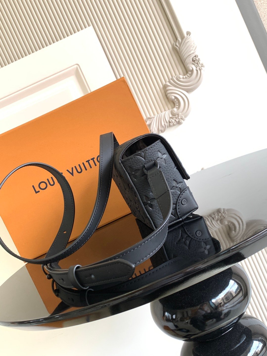 Special Grade 𝟏𝟔𝟑𝐜𝟎𝟏Dynamic Chip
This 𝐒𝐭𝐞𝐚𝐦𝐞𝐫 mini handbag is made from 𝐌𝐨𝐧𝐨𝐠𝐫𝐚𝐦 𝐄𝐜𝐥𝐢𝐩𝐬𝐞 canvas, courtesy of Louis Vuitton 𝐒𝐭𝐞𝐚𝐦𝐞𝐫 The hard case draws elements from chains and brooches. Perfectly sized to accommodate travel needs, it comes with a zippered interior pocket and adjustable shoulder straps.
Model: M81746
Leather: Spanish grade 𝐀 leather
Hardware: Use imported 𝐀 grade all-steel hardware
Packaging: Full set of original factory 𝐌𝐁 packaging
Dimensions: 𝟏𝟖.𝟎 𝐱 𝟏𝟏.𝟎 𝐱 𝟔.𝟓 cm (Length 𝐱 Height 𝐱 Width) - Image 2