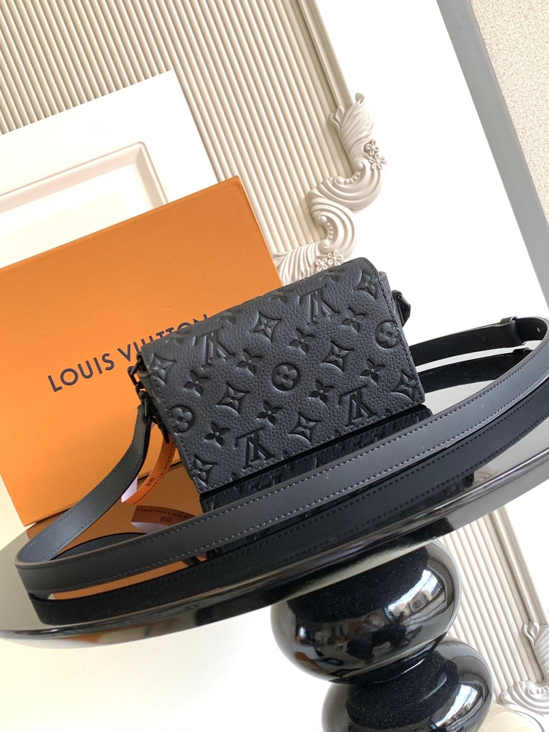 Special Grade 𝟏𝟔𝟑𝐜𝟎𝟏Dynamic Chip
This 𝐒𝐭𝐞𝐚𝐦𝐞𝐫 mini handbag is made from 𝐌𝐨𝐧𝐨𝐠𝐫𝐚𝐦 𝐄𝐜𝐥𝐢𝐩𝐬𝐞 canvas, courtesy of Louis Vuitton 𝐒𝐭𝐞𝐚𝐦𝐞𝐫 The hard case draws elements from chains and brooches. Perfectly sized to accommodate travel needs, it comes with a zippered interior pocket and adjustable shoulder straps.
Model: M81746
Leather: Spanish grade 𝐀 leather
Hardware: Use imported 𝐀 grade all-steel hardware
Packaging: Full set of original factory 𝐌𝐁 packaging
Dimensions: 𝟏𝟖.𝟎 𝐱 𝟏𝟏.𝟎 𝐱 𝟔.𝟓 cm (Length 𝐱 Height 𝐱 Width) - Image 3