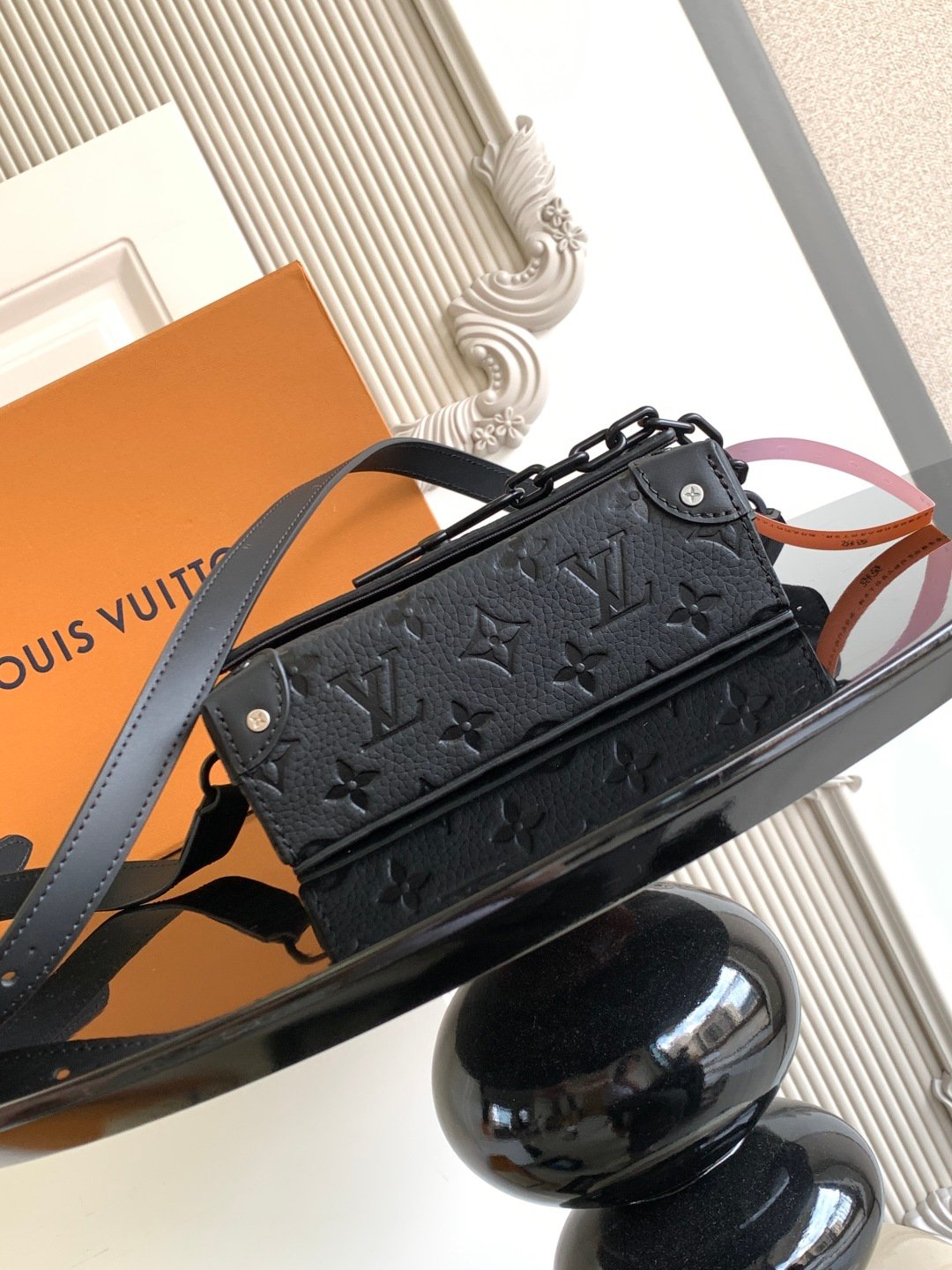 Special Grade 𝟏𝟔𝟑𝐜𝟎𝟏Dynamic Chip
This 𝐒𝐭𝐞𝐚𝐦𝐞𝐫 mini handbag is made from 𝐌𝐨𝐧𝐨𝐠𝐫𝐚𝐦 𝐄𝐜𝐥𝐢𝐩𝐬𝐞 canvas, courtesy of Louis Vuitton 𝐒𝐭𝐞𝐚𝐦𝐞𝐫 The hard case draws elements from chains and brooches. Perfectly sized to accommodate travel needs, it comes with a zippered interior pocket and adjustable shoulder straps.
Model: M81746
Leather: Spanish grade 𝐀 leather
Hardware: Use imported 𝐀 grade all-steel hardware
Packaging: Full set of original factory 𝐌𝐁 packaging
Dimensions: 𝟏𝟖.𝟎 𝐱 𝟏𝟏.𝟎 𝐱 𝟔.𝟓 cm (Length 𝐱 Height 𝐱 Width) - Image 4