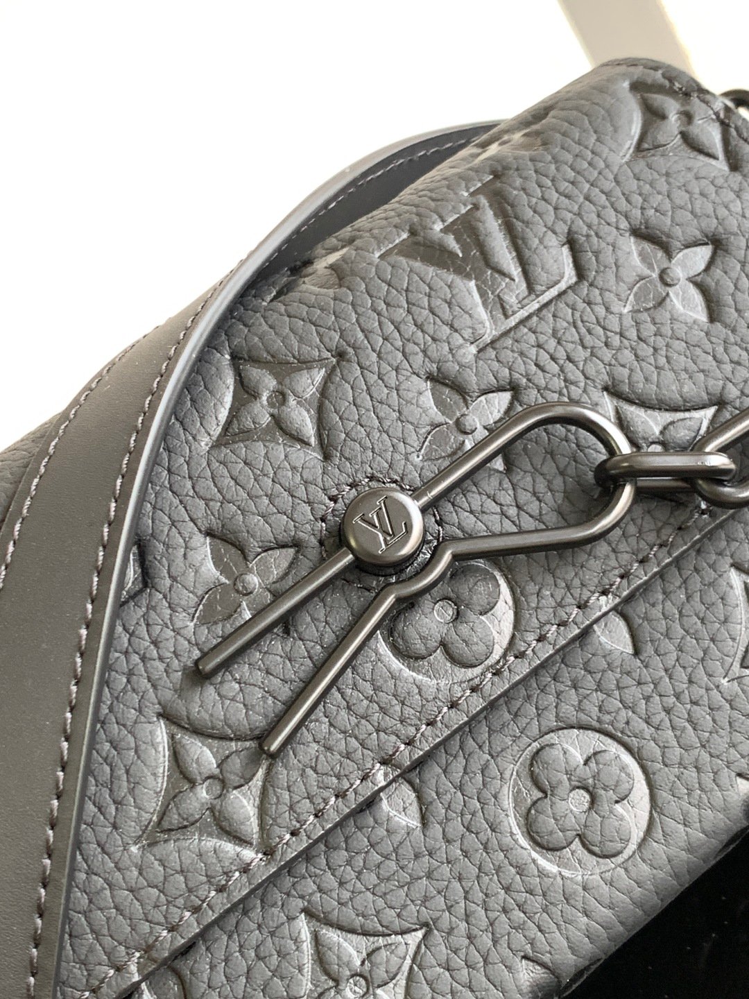 Special Grade 𝟏𝟔𝟑𝐜𝟎𝟏Dynamic Chip
This 𝐒𝐭𝐞𝐚𝐦𝐞𝐫 mini handbag is made from 𝐌𝐨𝐧𝐨𝐠𝐫𝐚𝐦 𝐄𝐜𝐥𝐢𝐩𝐬𝐞 canvas, courtesy of Louis Vuitton 𝐒𝐭𝐞𝐚𝐦𝐞𝐫 The hard case draws elements from chains and brooches. Perfectly sized to accommodate travel needs, it comes with a zippered interior pocket and adjustable shoulder straps.
Model: M81746
Leather: Spanish grade 𝐀 leather
Hardware: Use imported 𝐀 grade all-steel hardware
Packaging: Full set of original factory 𝐌𝐁 packaging
Dimensions: 𝟏𝟖.𝟎 𝐱 𝟏𝟏.𝟎 𝐱 𝟔.𝟓 cm (Length 𝐱 Height 𝐱 Width) - Image 5