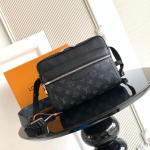 Special Grade 𝟏𝟔𝟑𝐜𝟎𝟏Dynamic Chip
Model: M30233
Leather: Spanish grade 𝐀 leather
Hardware: Use imported 𝐀 grade all-steel hardware
Packaging: Full set of original factory 𝐌𝐁 packaging
Dimensions: 𝟐𝟗.𝟓 𝐱 𝟐𝟎.𝟎 𝐱 𝟏𝟎.𝟓 cm (length 𝐱 height 𝐱 width)