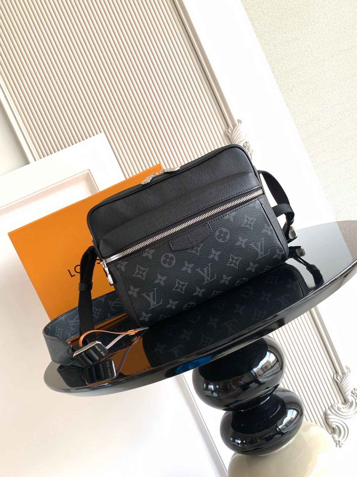 Special Grade 𝟏𝟔𝟑𝐜𝟎𝟏Dynamic Chip
Model: M30233
Leather: Spanish grade 𝐀 leather
Hardware: Use imported 𝐀 grade all-steel hardware
Packaging: Full set of original factory 𝐌𝐁 packaging
Dimensions: 𝟐𝟗.𝟓 𝐱 𝟐𝟎.𝟎 𝐱 𝟏𝟎.𝟓 cm (length 𝐱 height 𝐱 width)