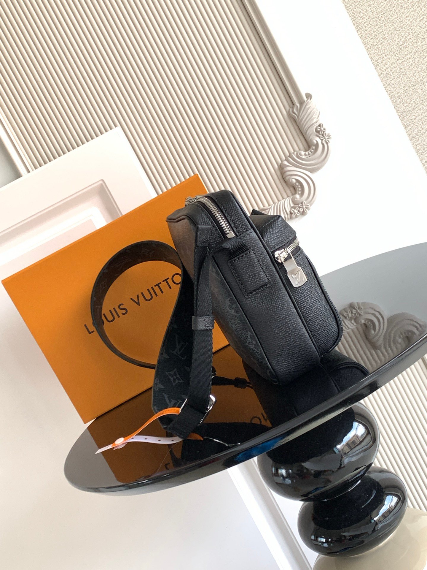 Special Grade 𝟏𝟔𝟑𝐜𝟎𝟏Dynamic Chip
Model: M30233
Leather: Spanish grade 𝐀 leather
Hardware: Use imported 𝐀 grade all-steel hardware
Packaging: Full set of original factory 𝐌𝐁 packaging
Dimensions: 𝟐𝟗.𝟓 𝐱 𝟐𝟎.𝟎 𝐱 𝟏𝟎.𝟓 cm (length 𝐱 height 𝐱 width) - Image 2