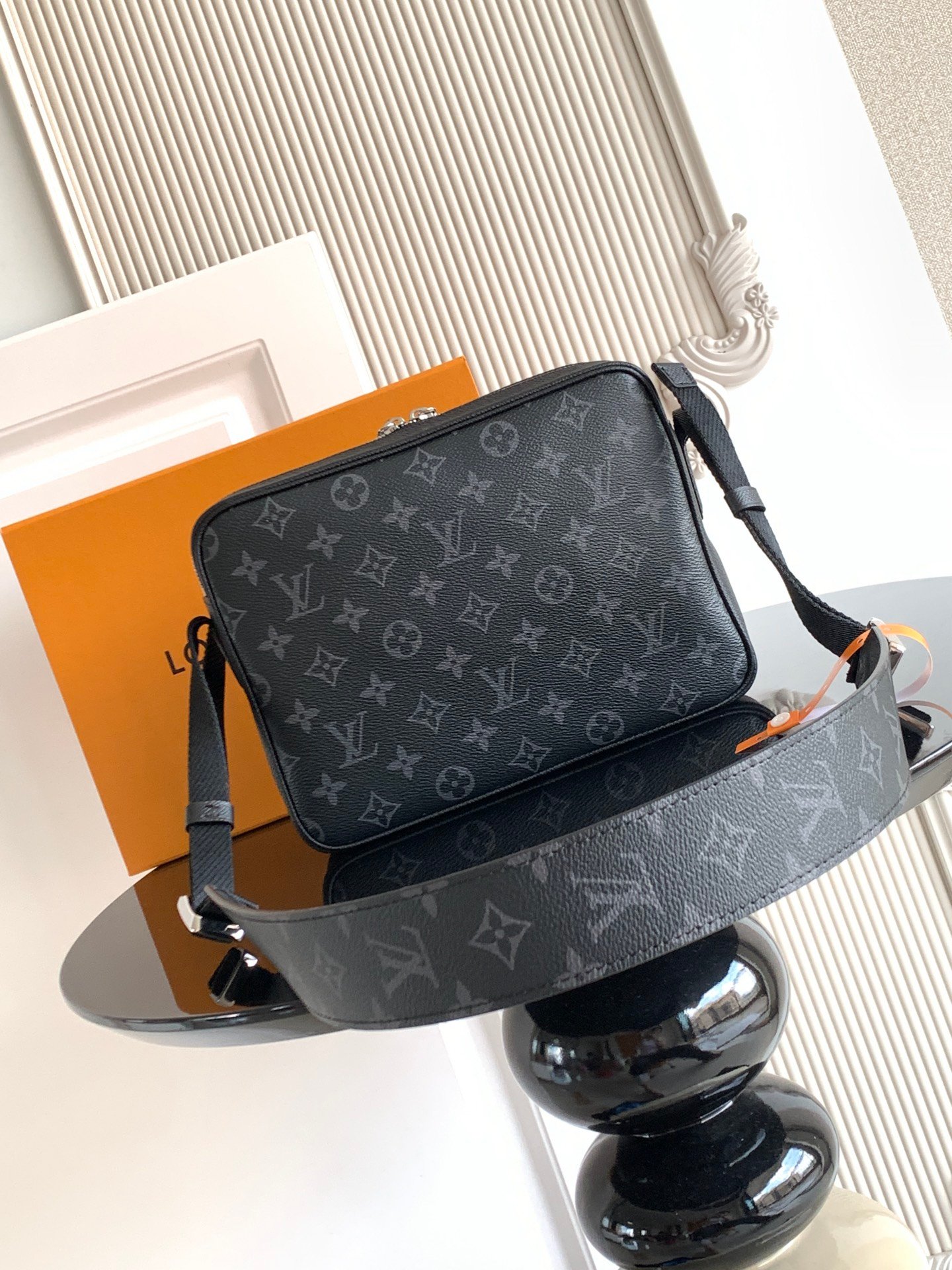 Special Grade 𝟏𝟔𝟑𝐜𝟎𝟏Dynamic Chip
Model: M30233
Leather: Spanish grade 𝐀 leather
Hardware: Use imported 𝐀 grade all-steel hardware
Packaging: Full set of original factory 𝐌𝐁 packaging
Dimensions: 𝟐𝟗.𝟓 𝐱 𝟐𝟎.𝟎 𝐱 𝟏𝟎.𝟓 cm (length 𝐱 height 𝐱 width) - Image 3