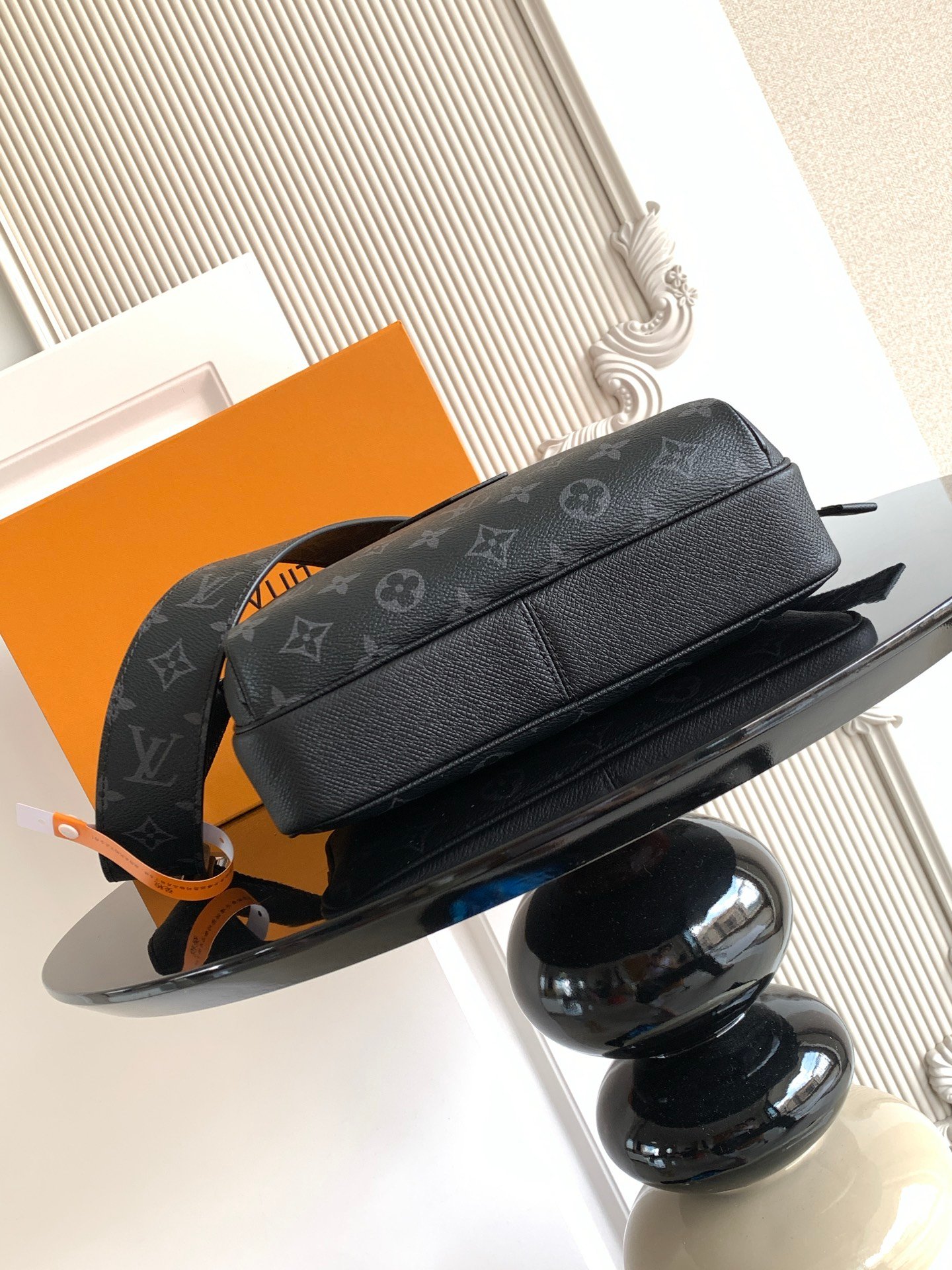 Special Grade 𝟏𝟔𝟑𝐜𝟎𝟏Dynamic Chip
Model: M30233
Leather: Spanish grade 𝐀 leather
Hardware: Use imported 𝐀 grade all-steel hardware
Packaging: Full set of original factory 𝐌𝐁 packaging
Dimensions: 𝟐𝟗.𝟓 𝐱 𝟐𝟎.𝟎 𝐱 𝟏𝟎.𝟓 cm (length 𝐱 height 𝐱 width) - Image 4