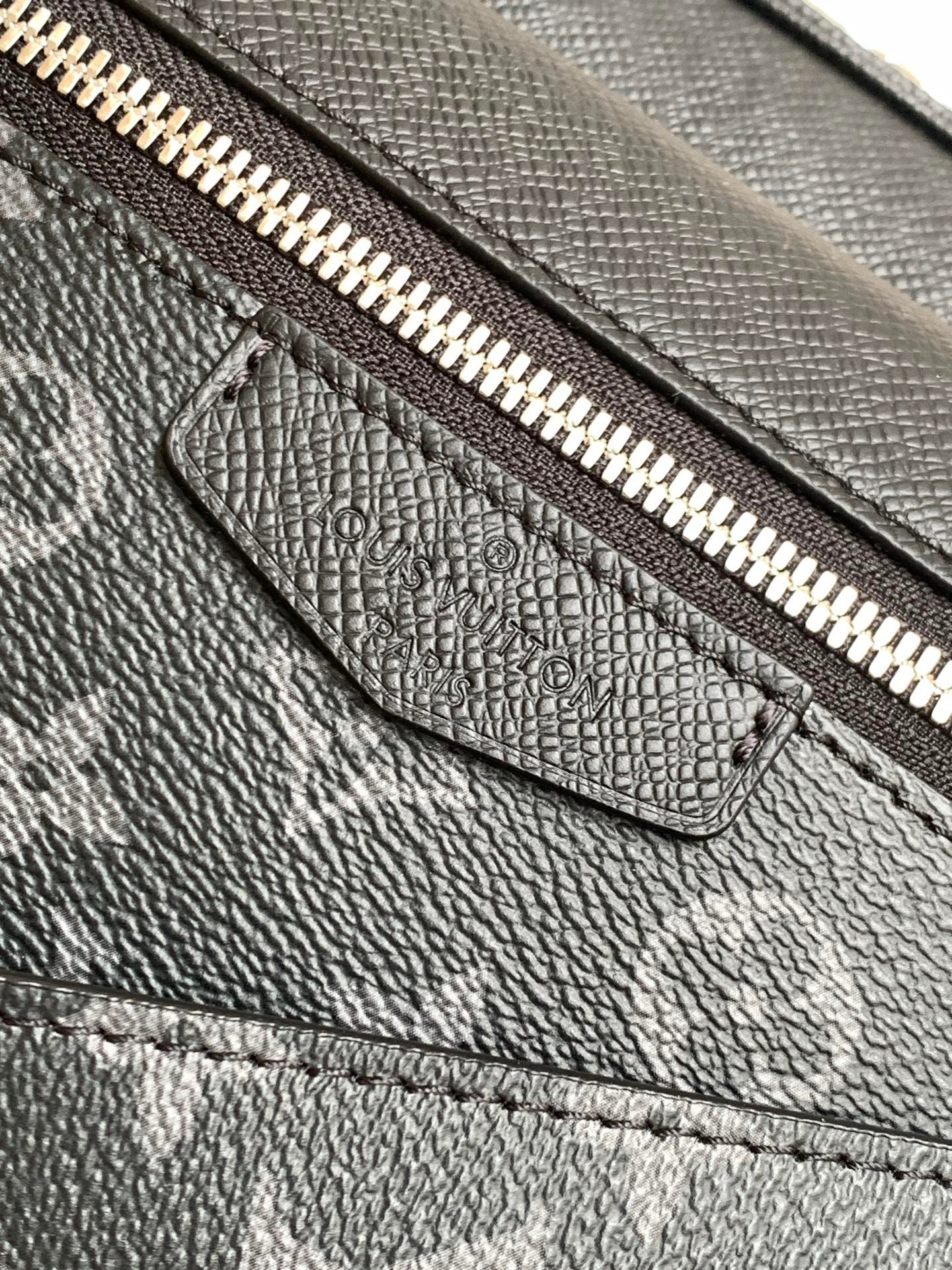 Special Grade 𝟏𝟔𝟑𝐜𝟎𝟏Dynamic Chip
Model: M30233
Leather: Spanish grade 𝐀 leather
Hardware: Use imported 𝐀 grade all-steel hardware
Packaging: Full set of original factory 𝐌𝐁 packaging
Dimensions: 𝟐𝟗.𝟓 𝐱 𝟐𝟎.𝟎 𝐱 𝟏𝟎.𝟓 cm (length 𝐱 height 𝐱 width) - Image 5