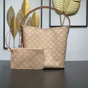 p620 model number: M25727
Part of the LV Travels With collection, this large All In bag reflects the design aesthetic of fashion icon and artist Grace Coddington in the Meowgram pattern. The canvas bag body is paired with cow leather trim and a fun cat-shaped key bag. The bucket shape can easily store daily necessities such as a laptop computer, and the detachable zipper bag adds functional considerations.

31 x 18 x 26 cm
(height x width x length)