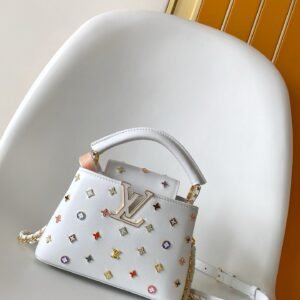 Black White Premium Original Dynamic 163 This Cacines handbag is from the Louis Vuitton x Murakami reissue series, using Taurillon cow leather to interpret the classic design in a playful way. The LV lettering and detachable Monogram strap are dipped in bright hues, a nod to the artist's signature iridescent brushwork. The bow-shaped key holder and padlock decoration add sophisticated details, and the interior compartments and multiple pockets can easily store your daily needs. 21.0 x 13.5 x 8.0 cm (length x height x width)
• Taurillon leather
• Cow leather trim
• Cow leather lining
• Metal parts
• Flip lid can be placed inside or outside
• Inner compartment
• Zippered interior pocket
• Internal patch pocket
• Key case
• Padlock
• Metal bottom nails